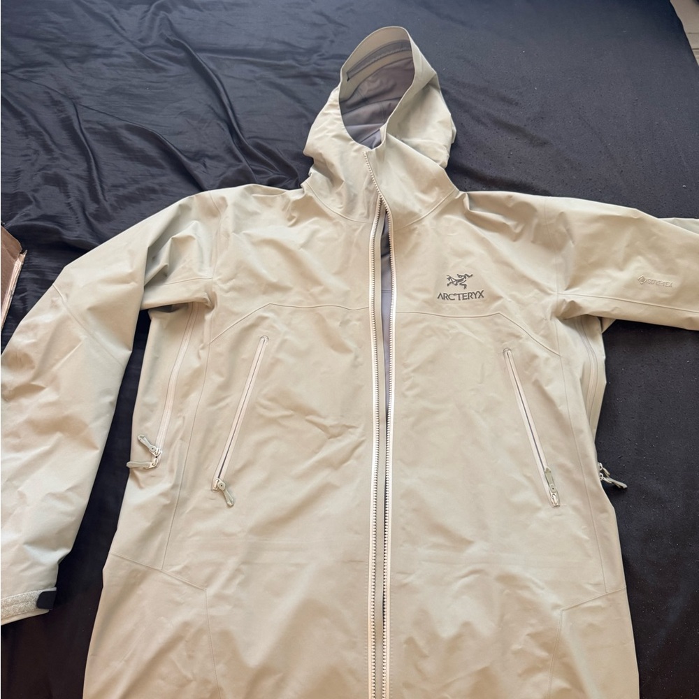 Arc'teryx Men's beta long Jacket in cream